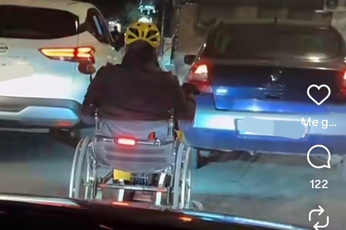 Un hombre en silla de ruedas circula por la carretera