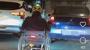 Un hombre en silla de ruedas circula por la carretera