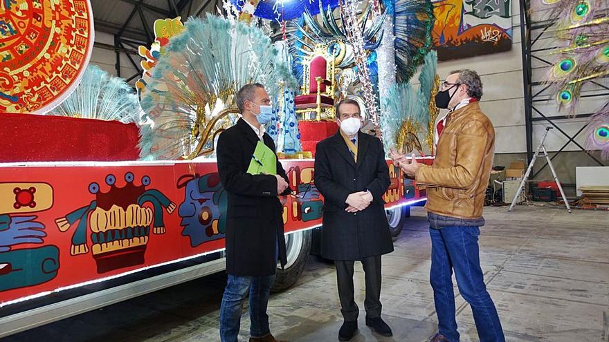 Últimos retoques a las carrozas para la Cabalgata estática de Vigo