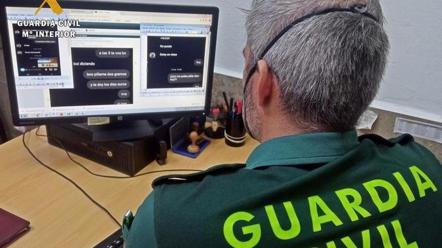 Un agente de la Guardia Civil analiza los mensajes que sirven como prueba.