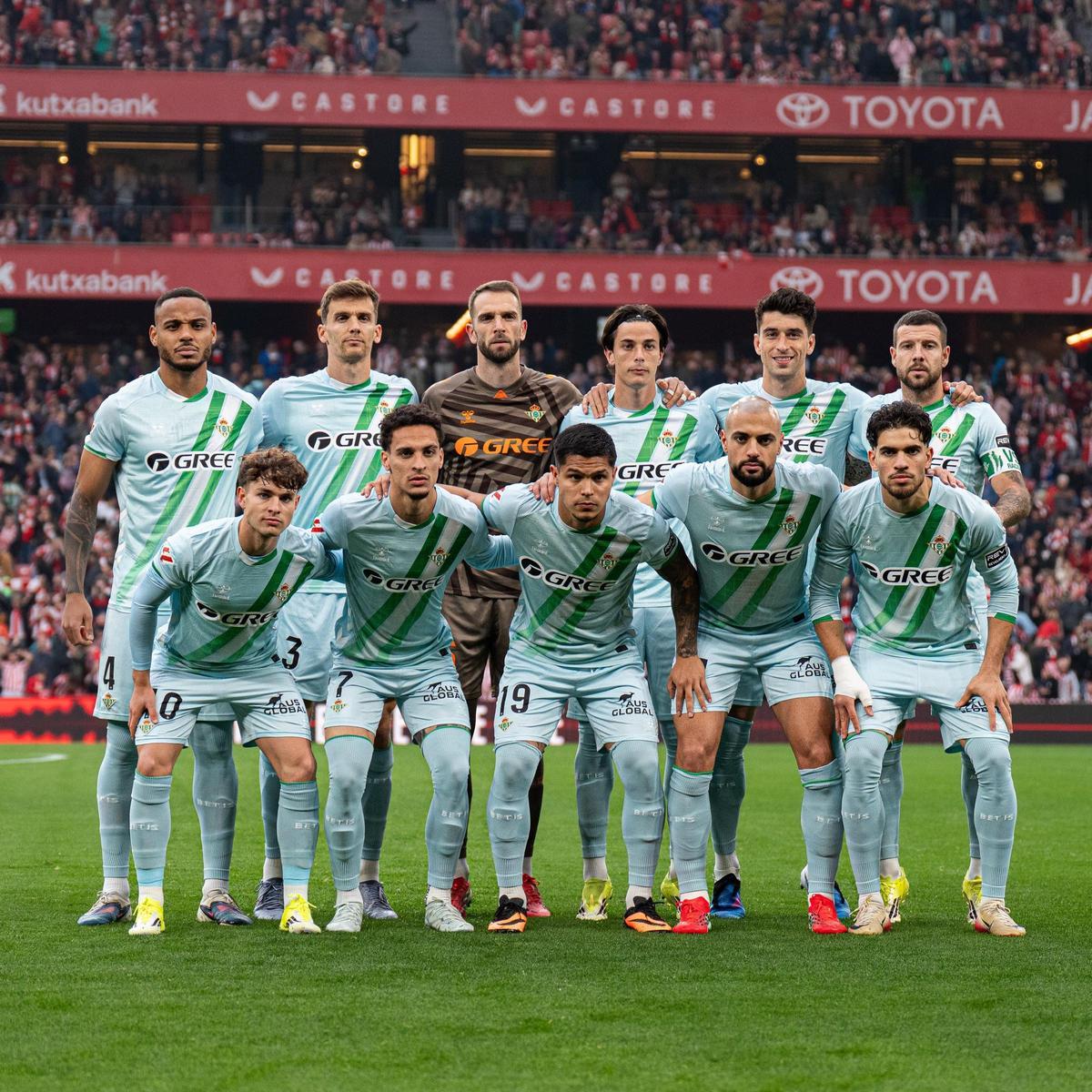 Los jugadores del Betis posan en San Mamés antes del partido contra el Athletic de LaLiga