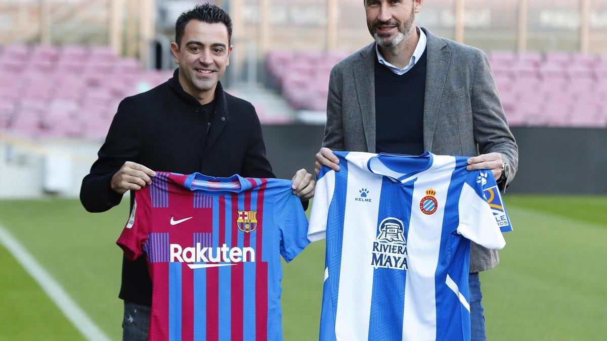 Xavi y Vicente Moreno, en el Camp Nou antes del derbi de Liga.