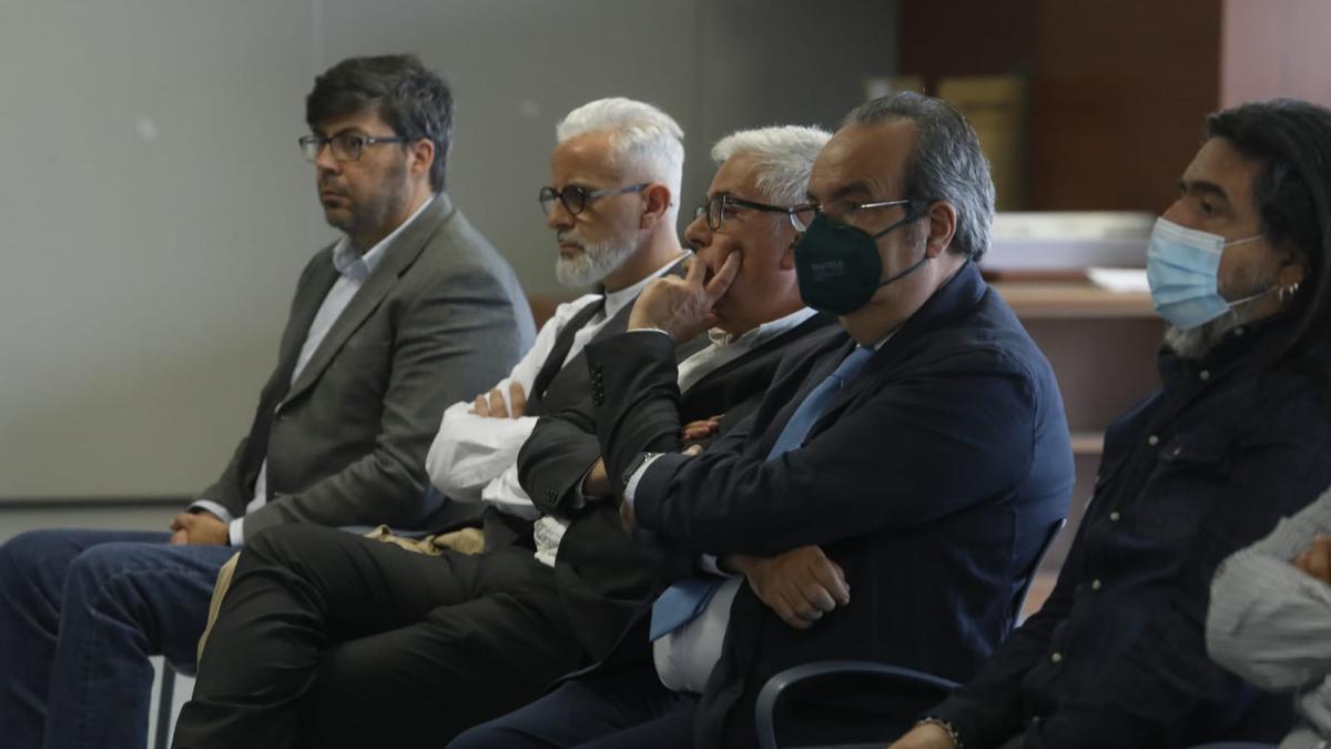 Benavent (segundo por la izquierda) y otros tres acusados en el juicio Thematica de Imelsa