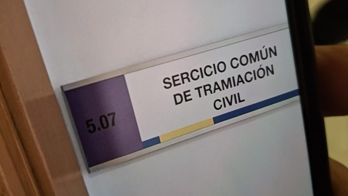 Uno de los carteles retirados.