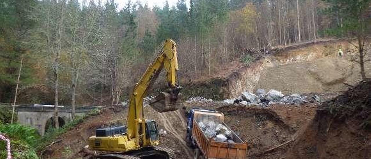 Trabajos en la carretera entre Navelgas y Naraval el pasado diciembre.