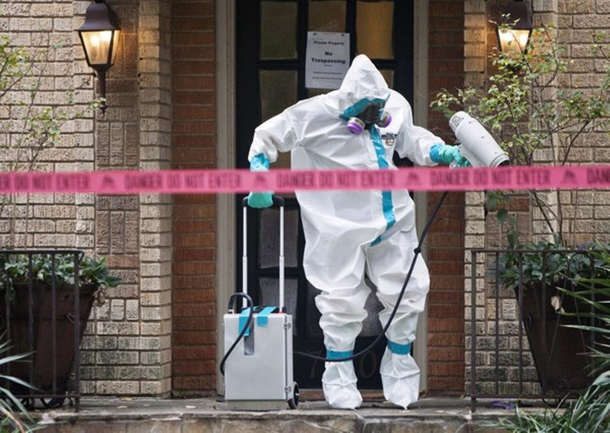 Una persona desinfectant la casa de la sanitària contagiada pel virus de l’Ebola a Dallas.