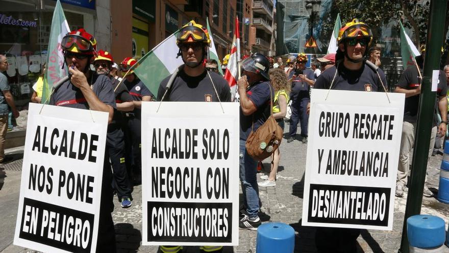 Manifestación de los bomberos de Málaga.