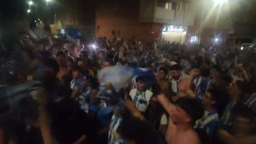Los aficionados del Águilas celebran el ascenso de su equipo a primera Federación.