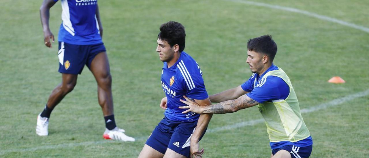 Azón protege el balón ante el marcaje de Lluís López durante un entrenamiento.