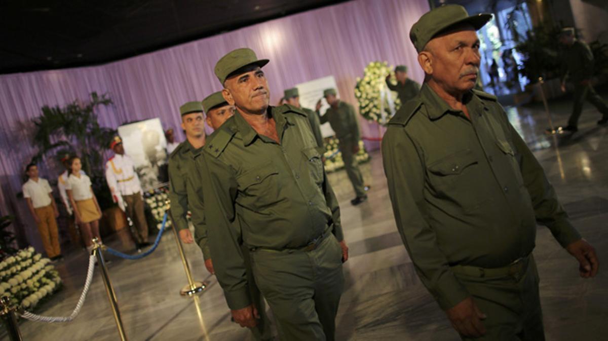 Comencen els honors fúnebres per Fidel Castro.