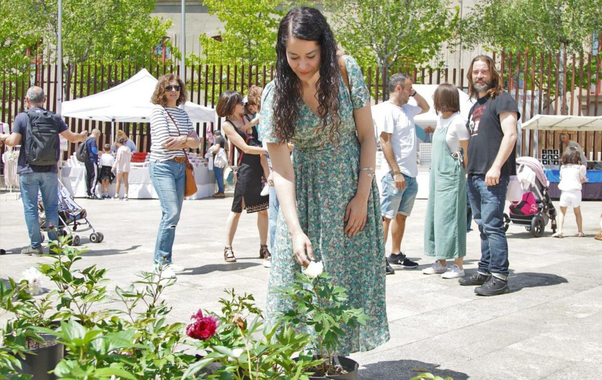 La candidata de Compostela Aberta, María Rozas, se acercó al Mercado das Flores / J. P.