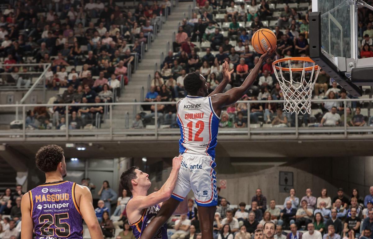 Coulibaly deja el balón en la canasta durante el último duelo en el Pedro Ferrándiz.