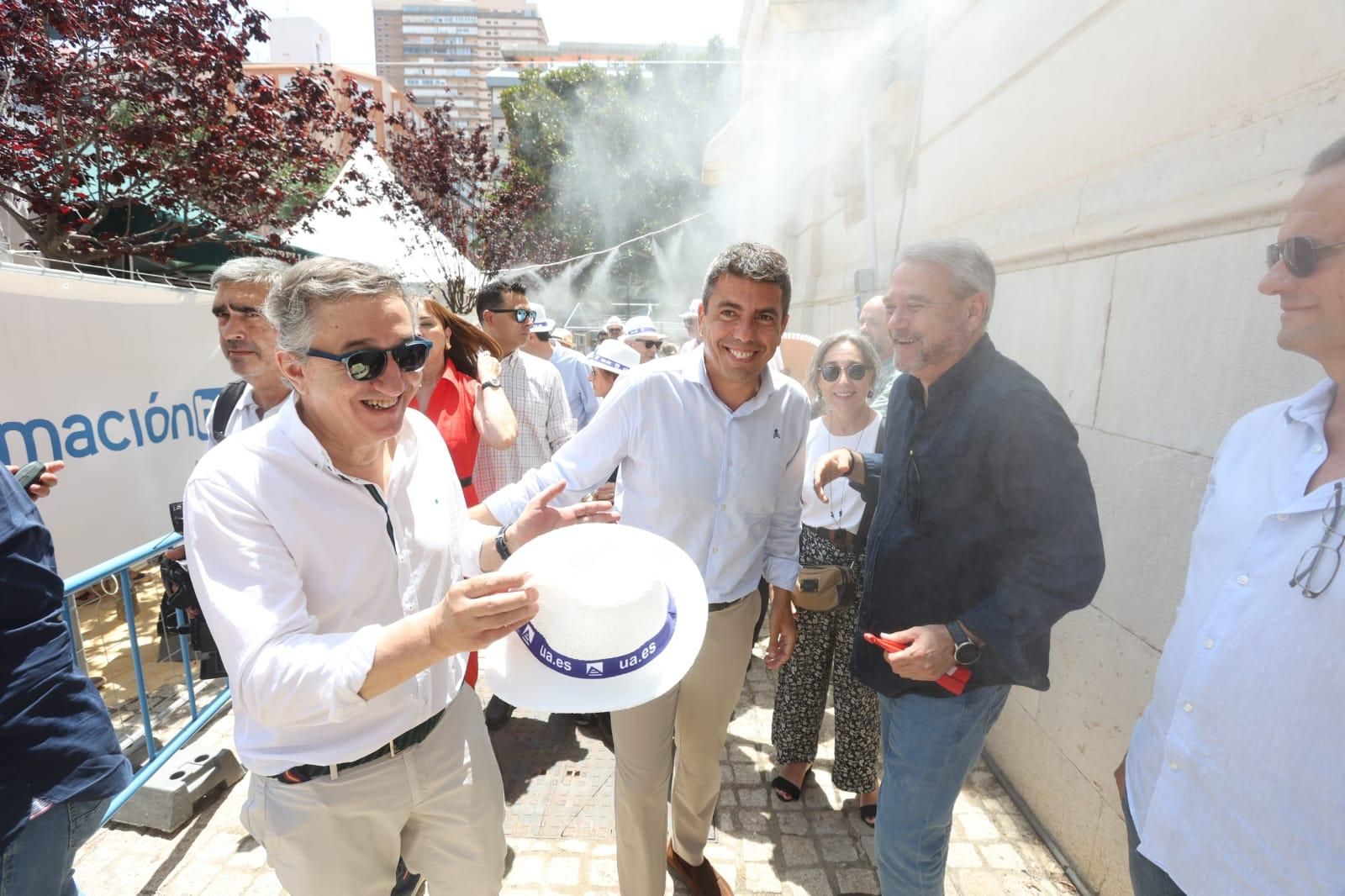 Carlos Mazón visita el racó de INFORMACIÓN TV en las Hogueras de Alicante 2025