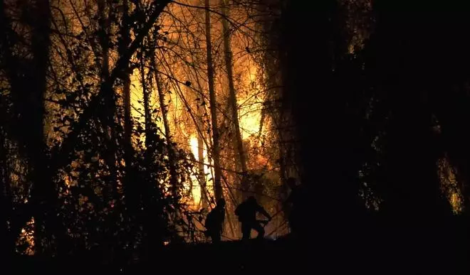 Tareas de extinción de medios terrestres en el incendio de Tàrbena