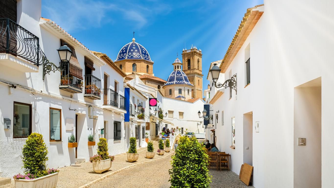 Calles de Altea con vista a las cúpulas azules