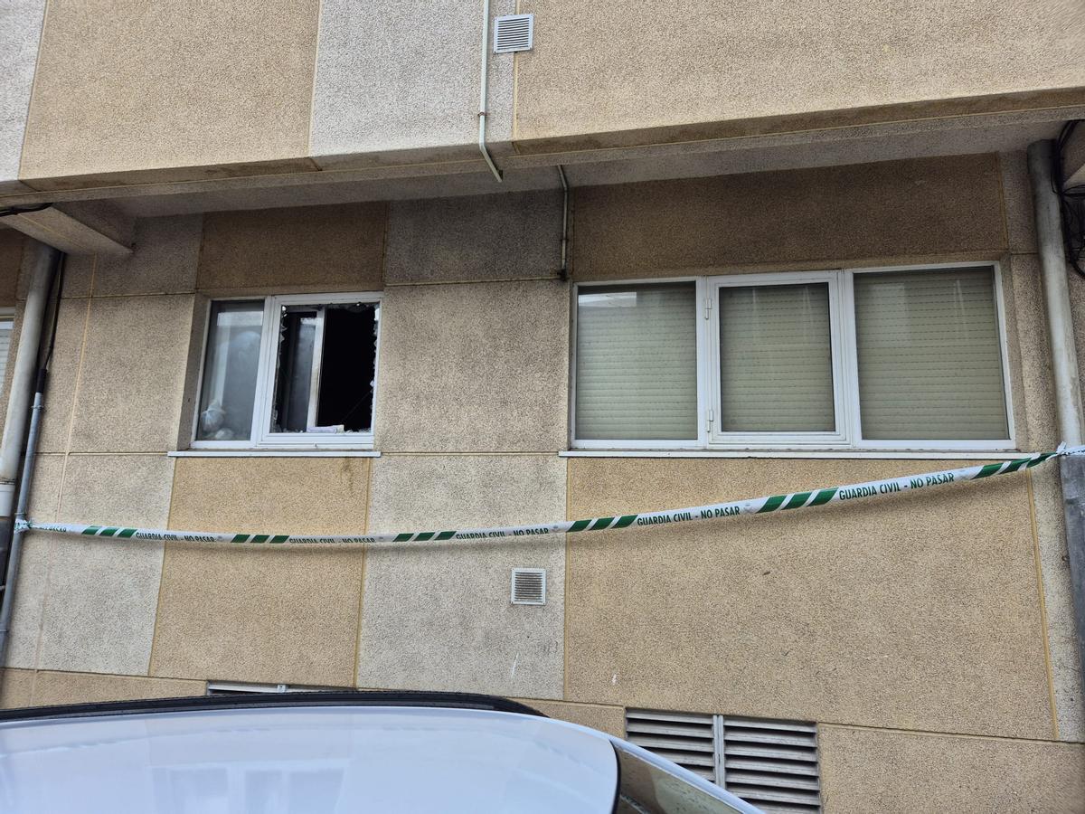 Ventana de la vivienda de la calle Beiramar con el precinto de la Guardia Civil