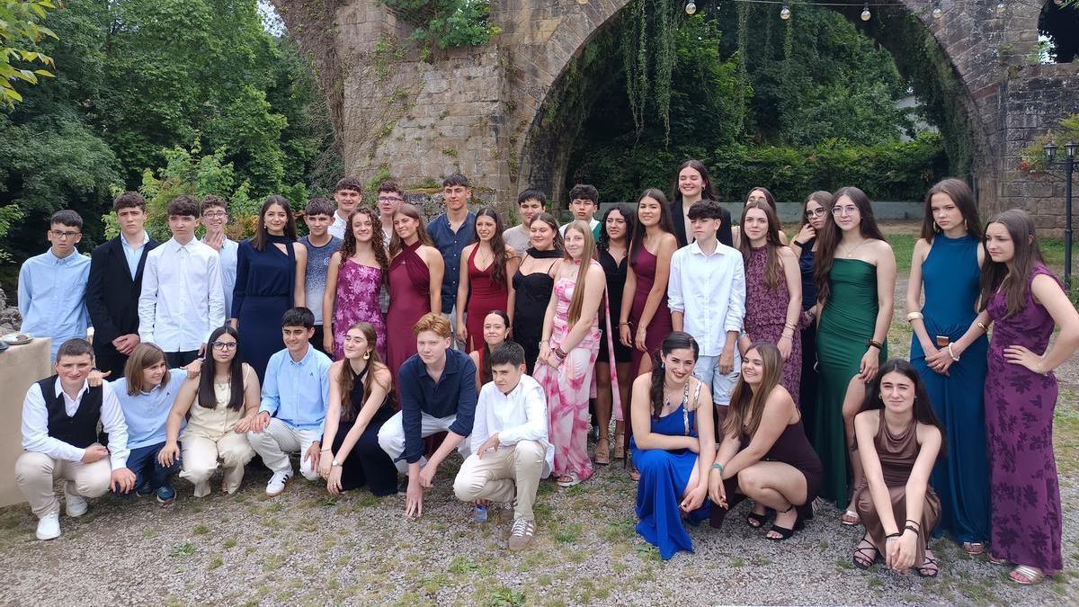 Los gradiados en el instituto cangués.