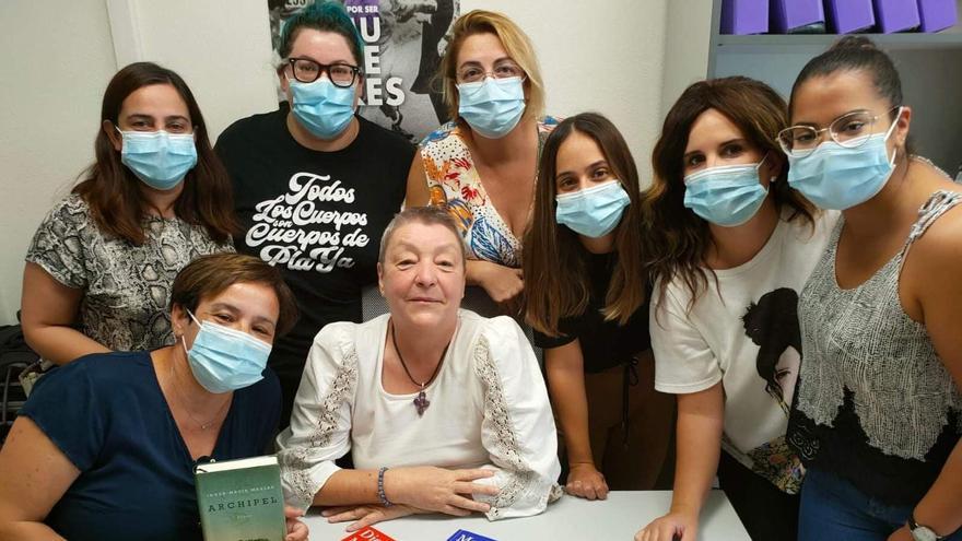 Parte de la plantilla de la Federación de Asociaciones de Mujeres Arena y Laurisilva con una voluntaria que donó libros en varios idiomas para las mujeres migrantes.