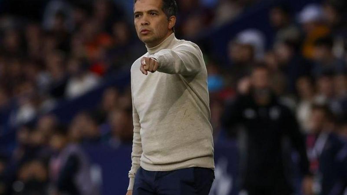 Luís Castro dirige a su equipo desde el área técnica del Ciutat.