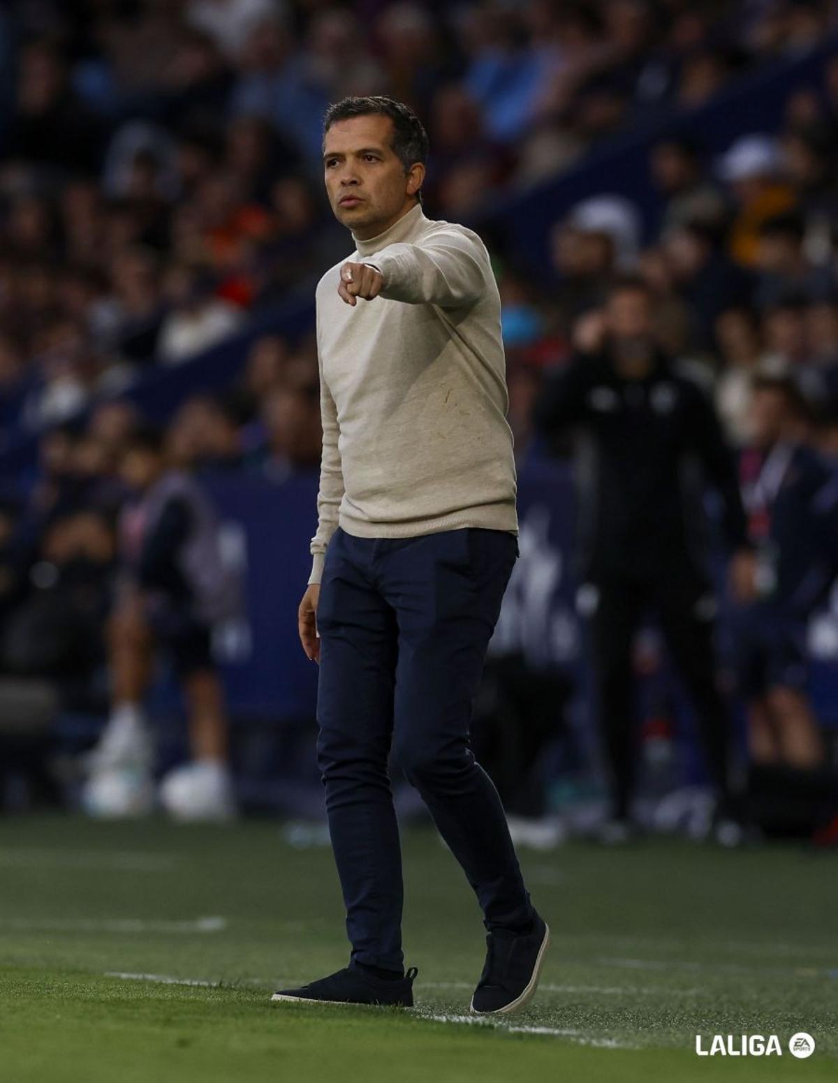 Luís Castro dirige a su equipo desde el área técnica del Ciutat.