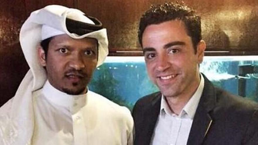 Xavi junto al director deportivo del Al Sadd, Muhammed Ghoulam