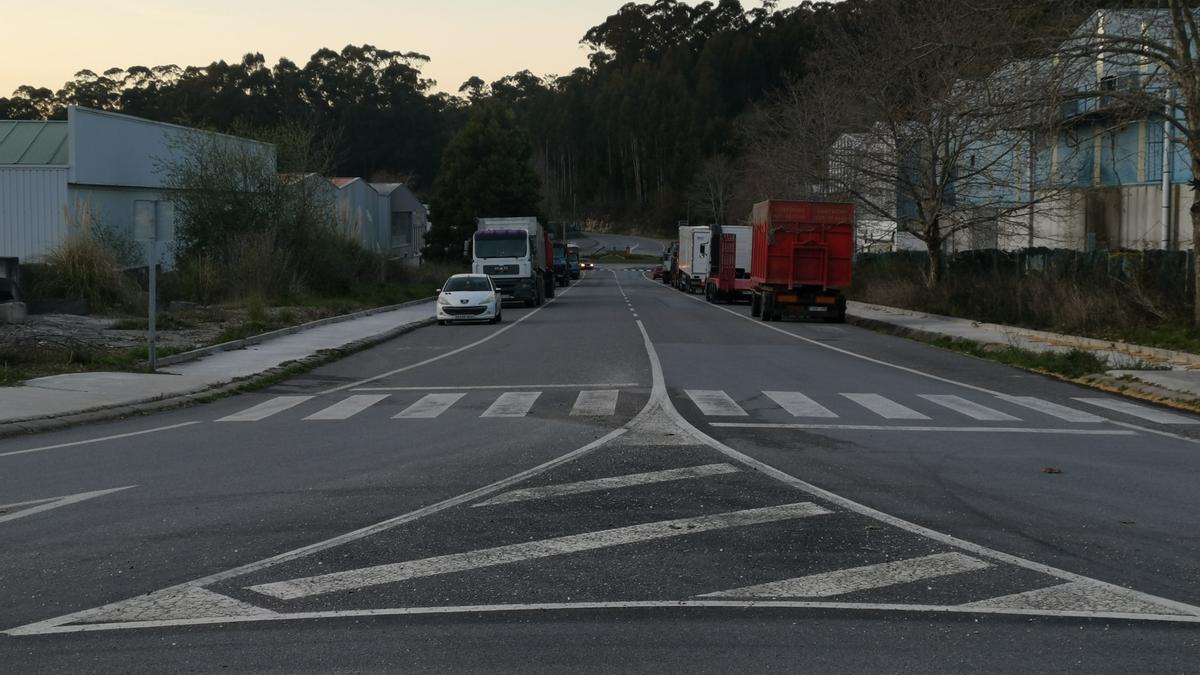 El acceso al polígono de Castiñeiras, en Bueu.