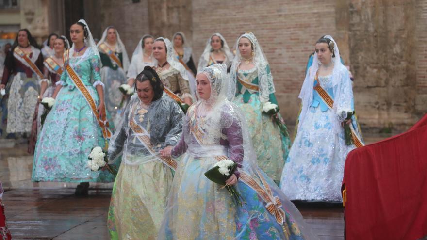 Búscate en el primer día de ofrenda por la calle de la Paz (entre las 18:00 a las 19:00 horas)