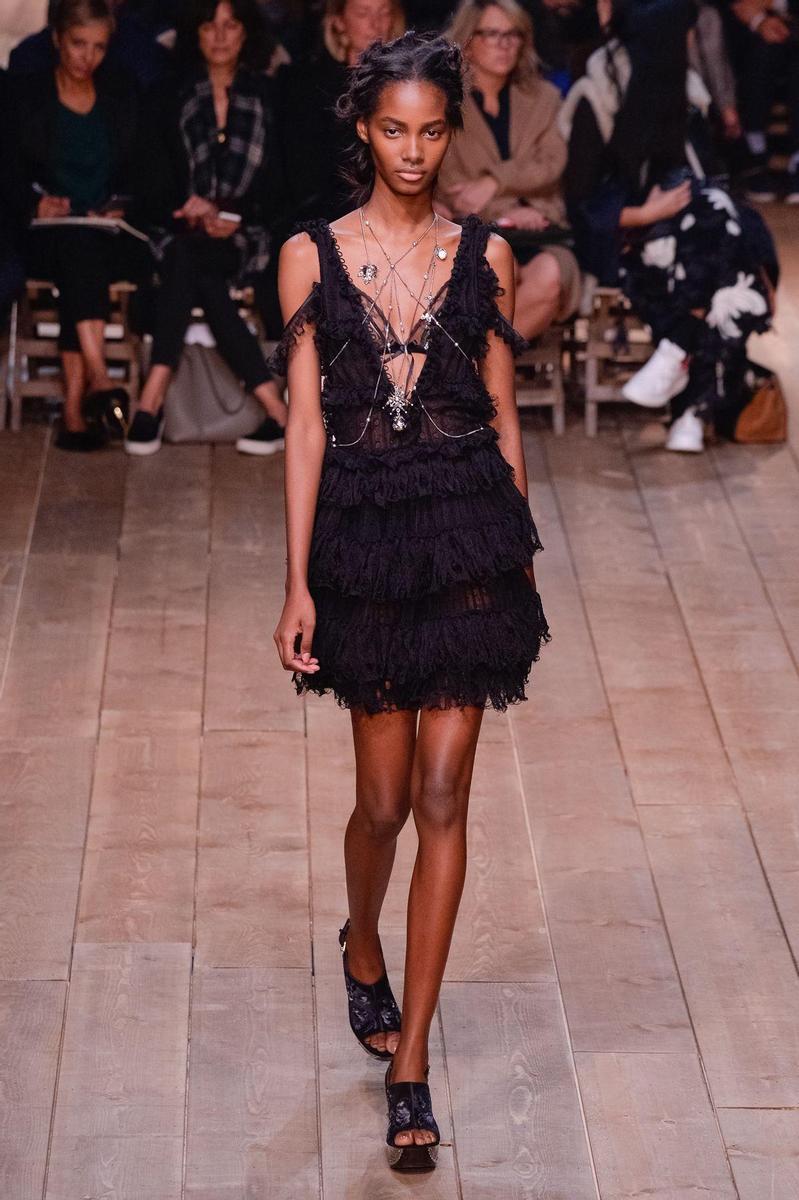 PFW: Alexander McQueen Primavera/Verano 2016, mini vestido negro