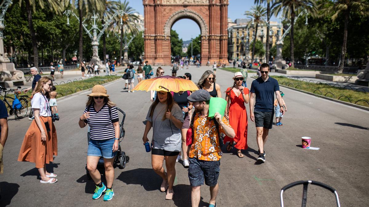 Día soleado en Arc de Triomf, en Barcelona.