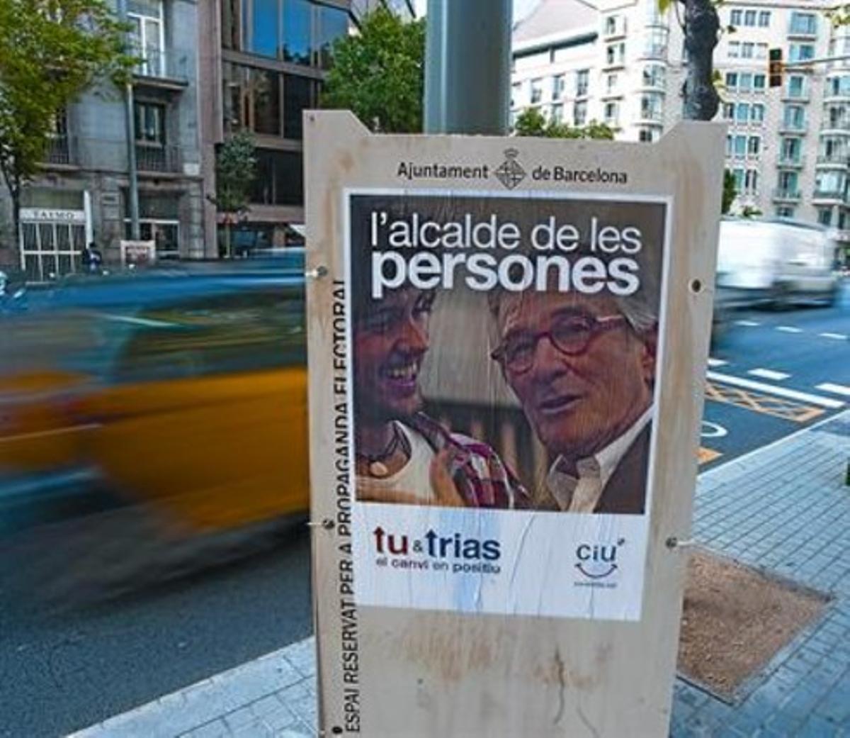 Cartell electoral enganxat amb el clàssic engrut en un plafó municipal del carrer d’Aragó, ahir a la tarda.