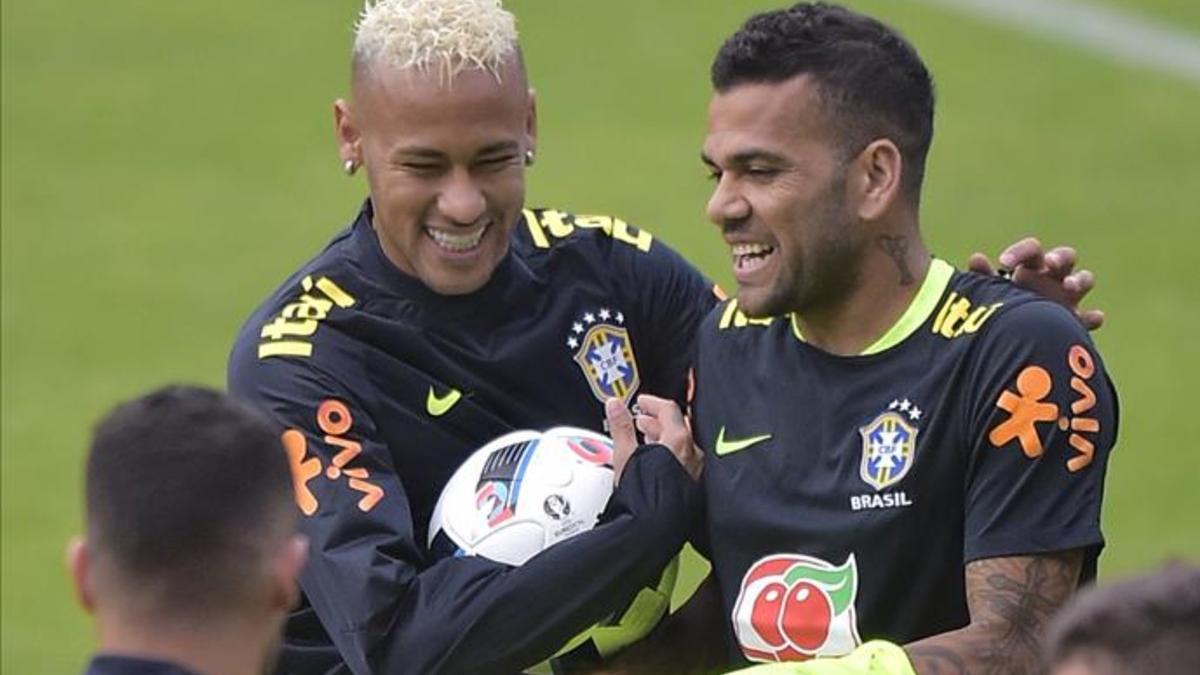 Neymar y Dani Alves han vuelto a coincidir sobre el terreno de juego gracias a la selección