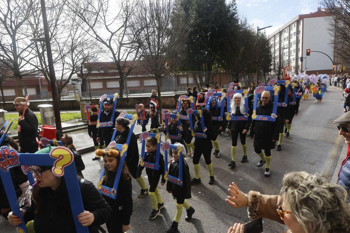 EN IMÁGENES: La Hermandad de festejos de El Lloreu cierra por todo lo alto el Antroxu en la zona oeste de Gijón en su regreso tras más de una década