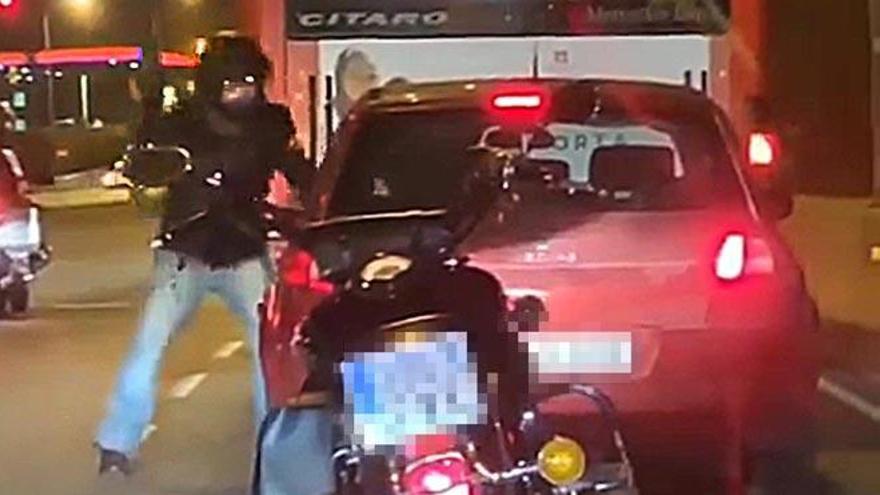 Los Mossos investigan la brutal agresión de un motorista a un conductor en Barcelona