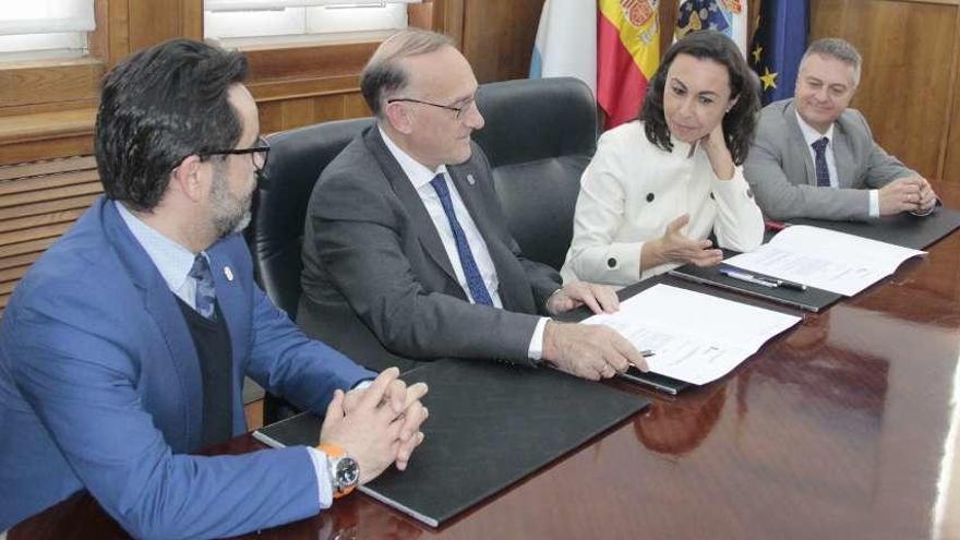 Firma del convenio entre la alcaldesa de Marín y el rector de la Universidade de Vigo. // S.A.