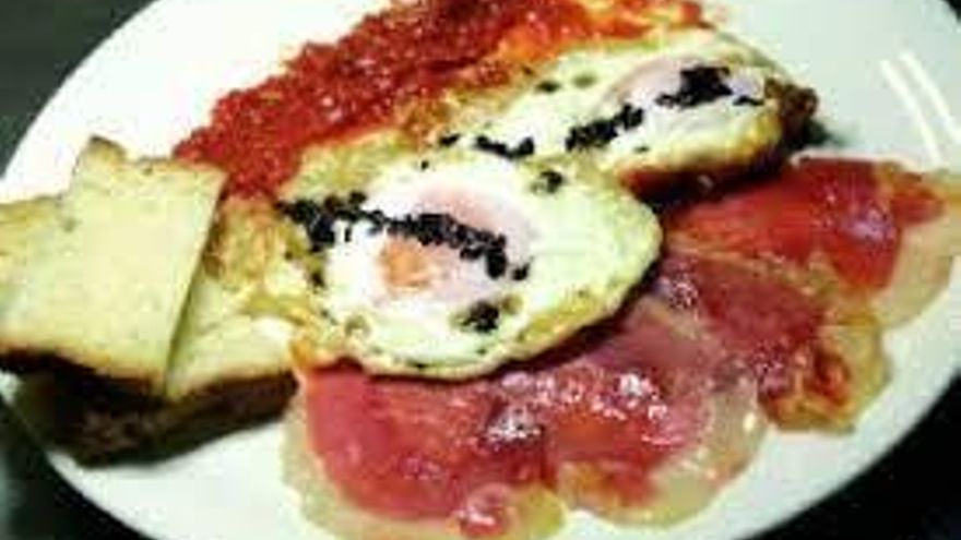 Magras con tomate, huevos y trufa Magras con tomate, huevos y trufa