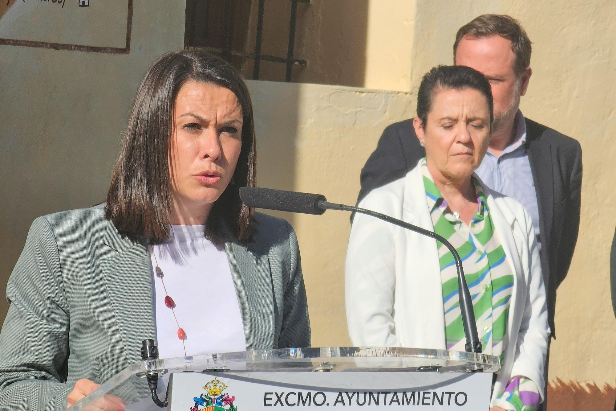 Homenaje a los oriolanos víctimas en los campos de concentración nazis colocando sus "Taullels de la Memòria" en el Rincon Hernandiano