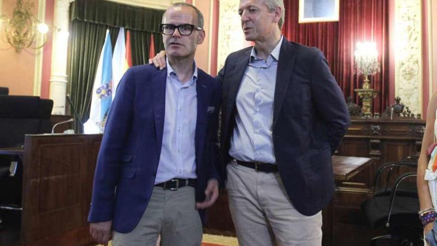 El alcalde Jesús Vázquez, con el vicepresidente de la Xunta, Alfonso Rueda, en el Concello. // Iñaki Osorio
