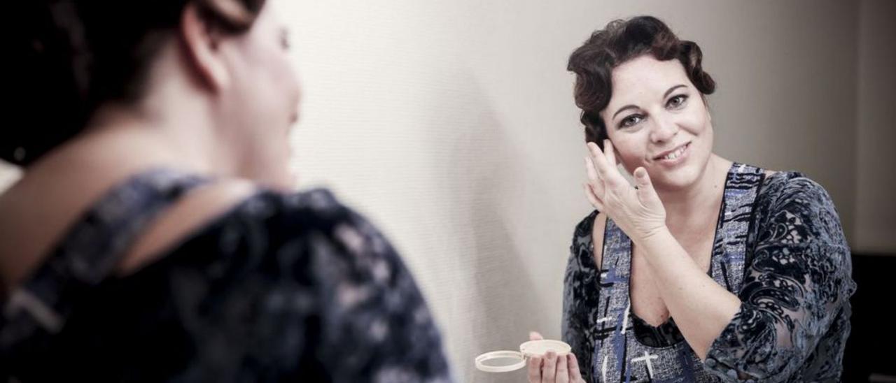 Arriba, Carmen Solís, en su camerino. Abajo, José Bros y Beatriz Díaz, preparándose para un ensayo de “Los gavilanes”.  | Irma Collín