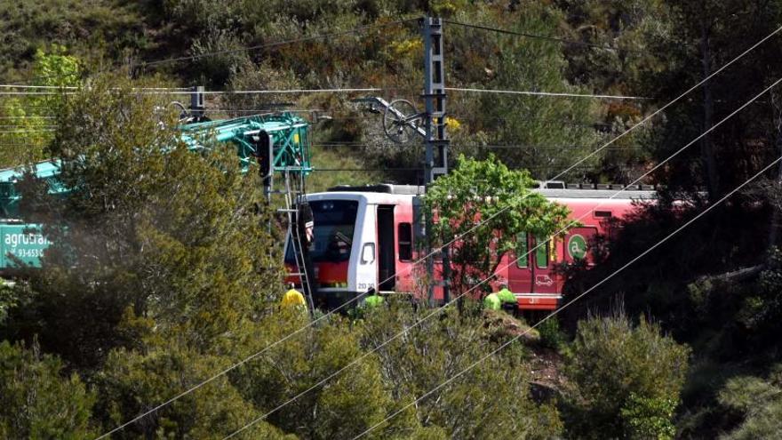 Tren aturat per sortida de la via.