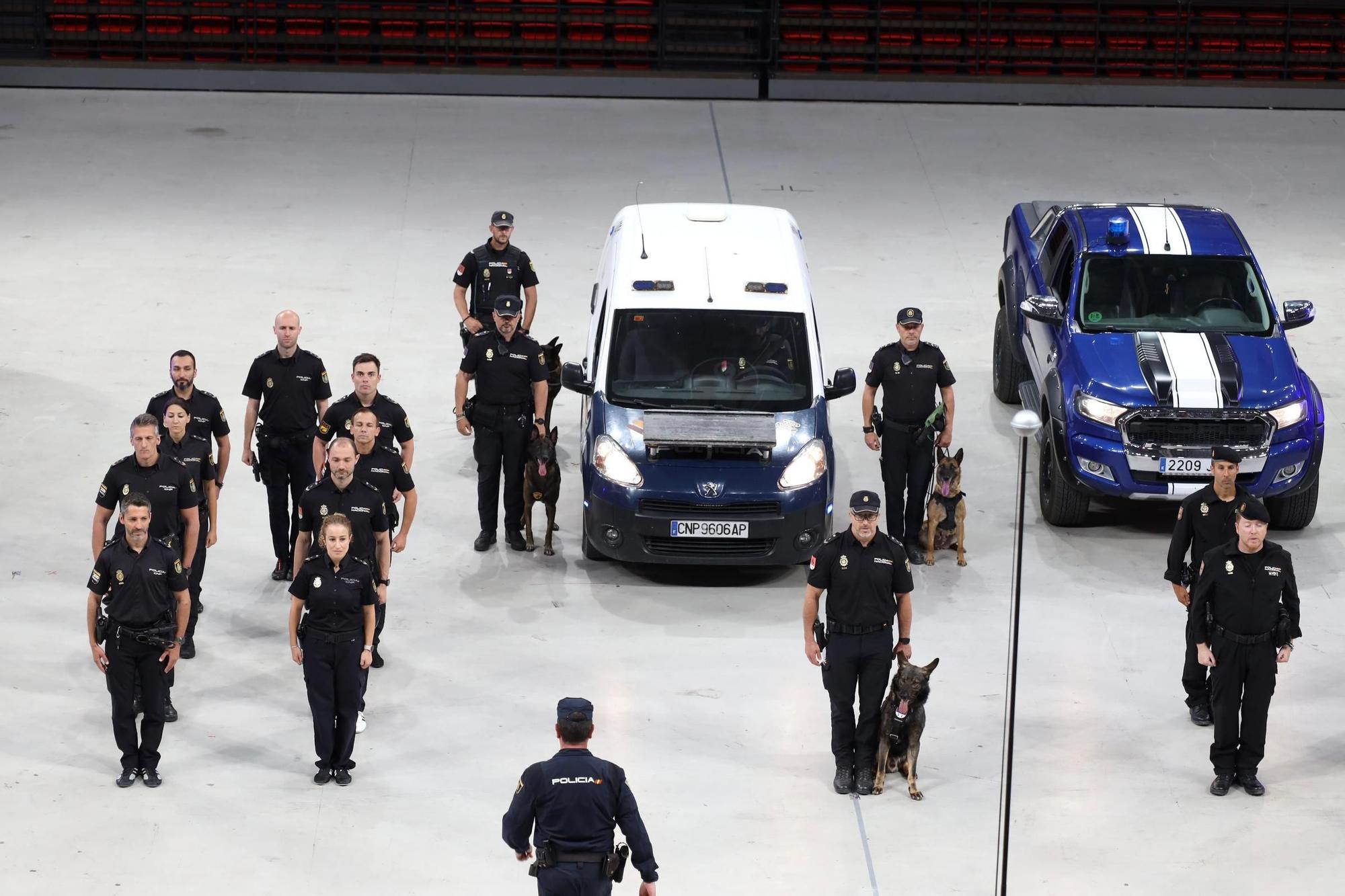 En imágenes | La Policía Nacional realiza simulacros de sus intervenciones ante escolares de Zaragoza