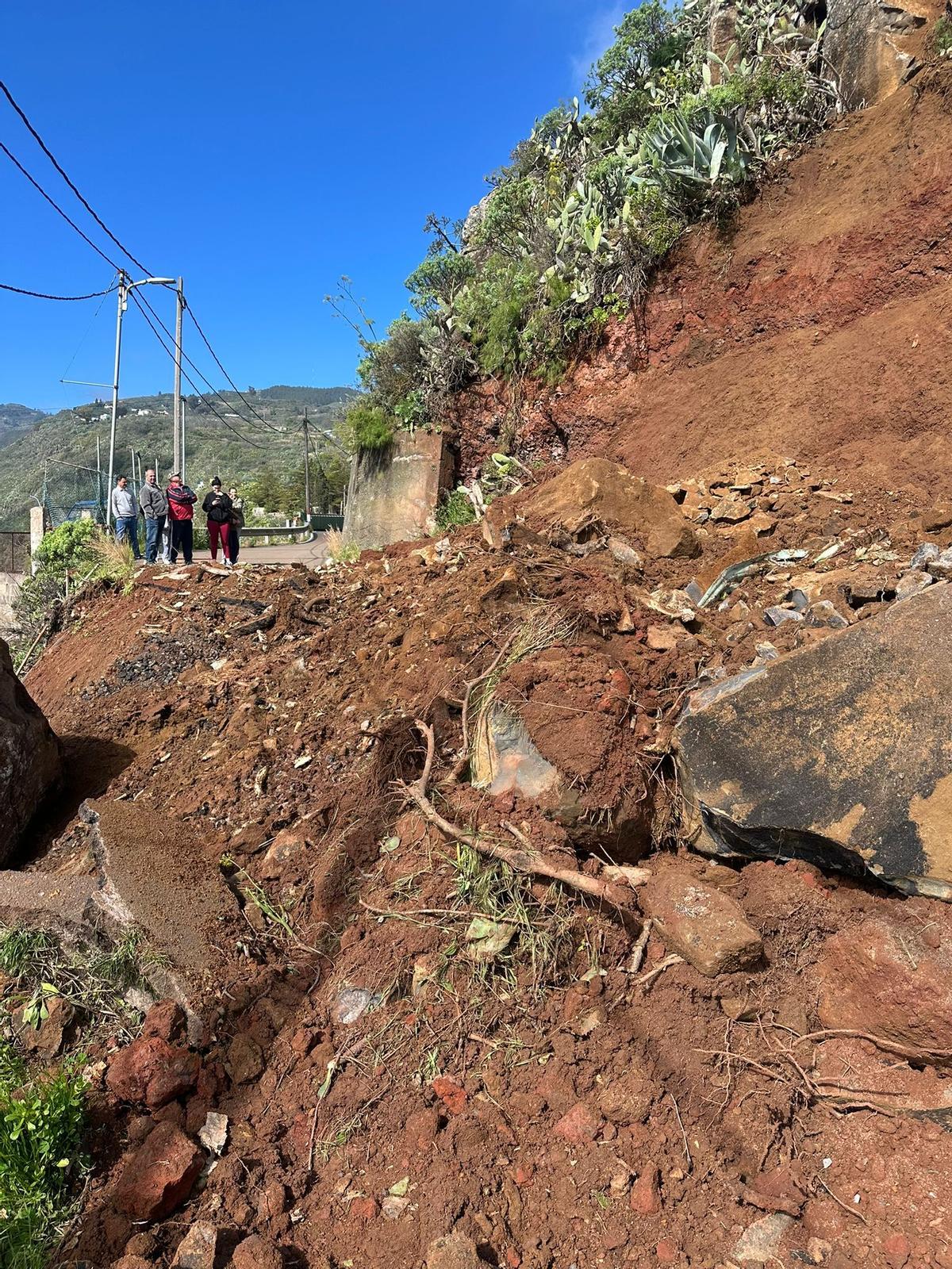 Desprendimiento en Cruz del Herrero, San Mateo.