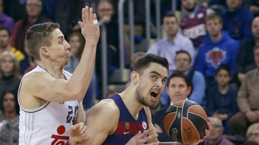 Satoransky intenta superar a Carroll. // FDV