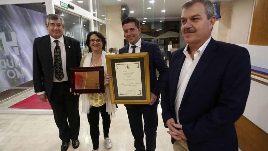 Por la izquierda, José Ramón Rumoroso, Begoña Martínez y Eloy Méndez (con sus respectivos diplomas) y Javier Rodríguez Álvarez, en el hotel que acogió la celebración.