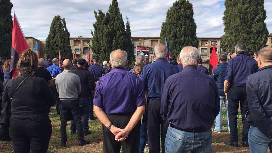 Protesta del pasado año en el Cementerio de Alicante, ante la antigua tumba en homenaje a Primo de Rivera.