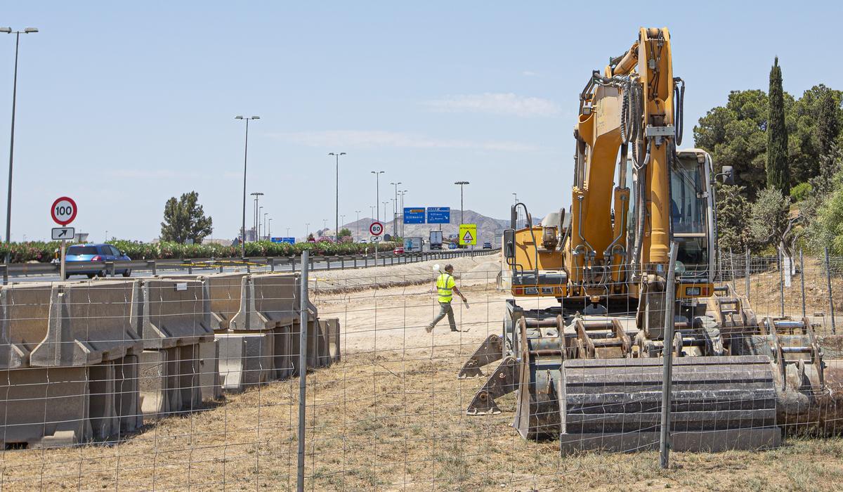 Un técnico pasa por la zona donde se va ampliar el acceso a la rotonda.