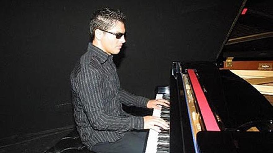 Serafín Zubiri ante su piano.