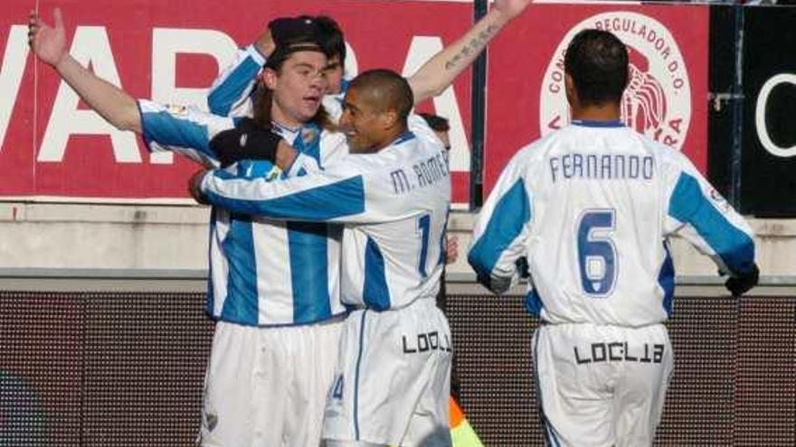 La goleada conseguida por el Málaga CF en el Reyno de Navarra en la temporada 2004/2005, con Antonio Tapia de entrenador, es de aquellas que no se olvidan jamás, ya que supuso un récord anotador en la historia del club de Martiricos tanto en casa como a domicilio en Primera División. Fue media docena de goles, pero pudieron haber sido muchos más, dado el gran número de ocasiones que se generaron. Baiano marcó por partida doble y también anotaron Wanchope, Juan Rodríguez, Duda y Miguel Ángel, que en la imagen es felicitado por «Gato» Romero y Fernando Baiano, entre otros jugadores.