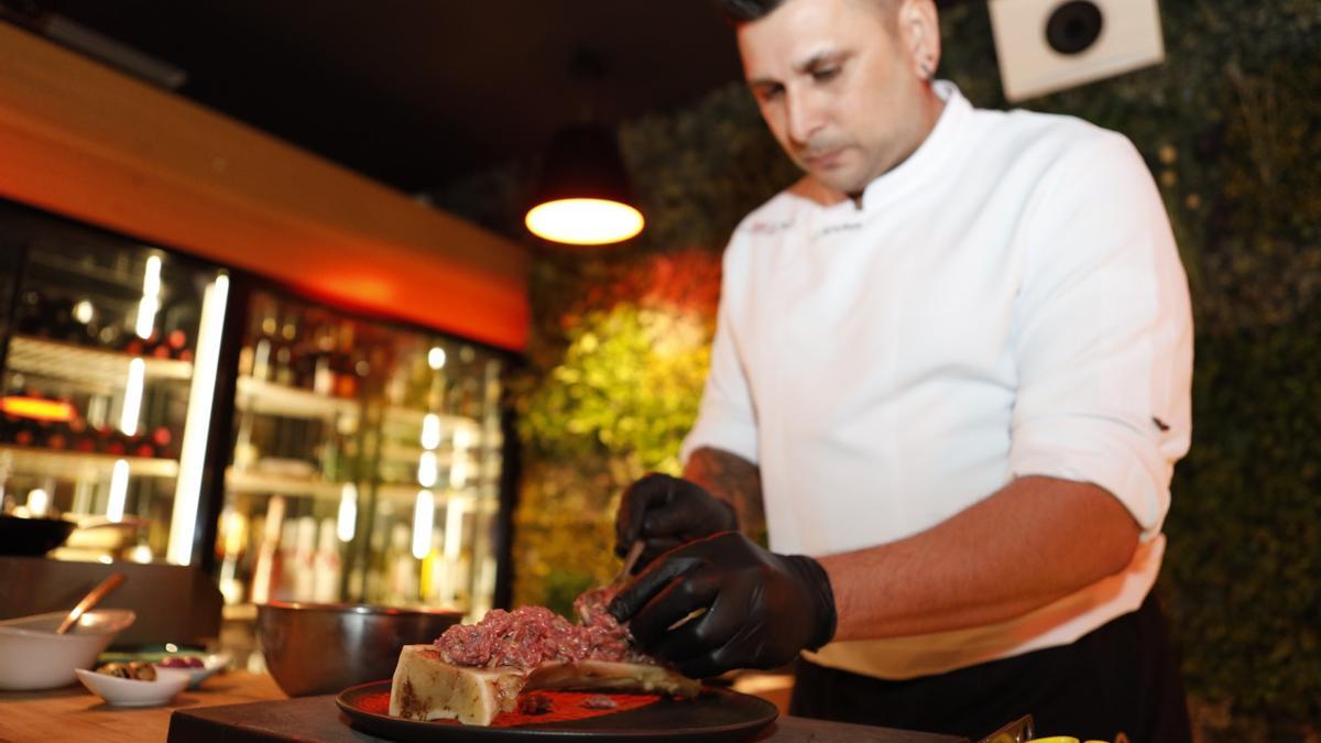 El prestigioso chef de La Diosa, en plena preparación de uno de los platos.