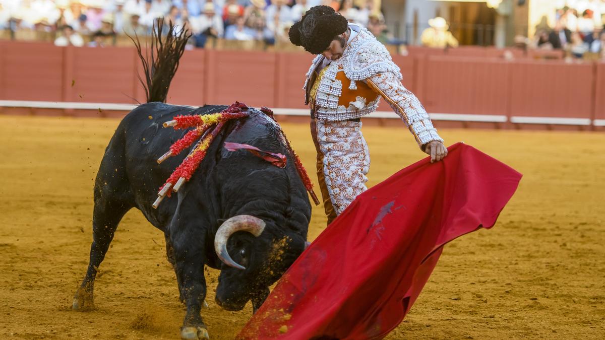 Morente de la Puebla, en plena faena con su segundo de la tarde de este lunes en La Maestranza.