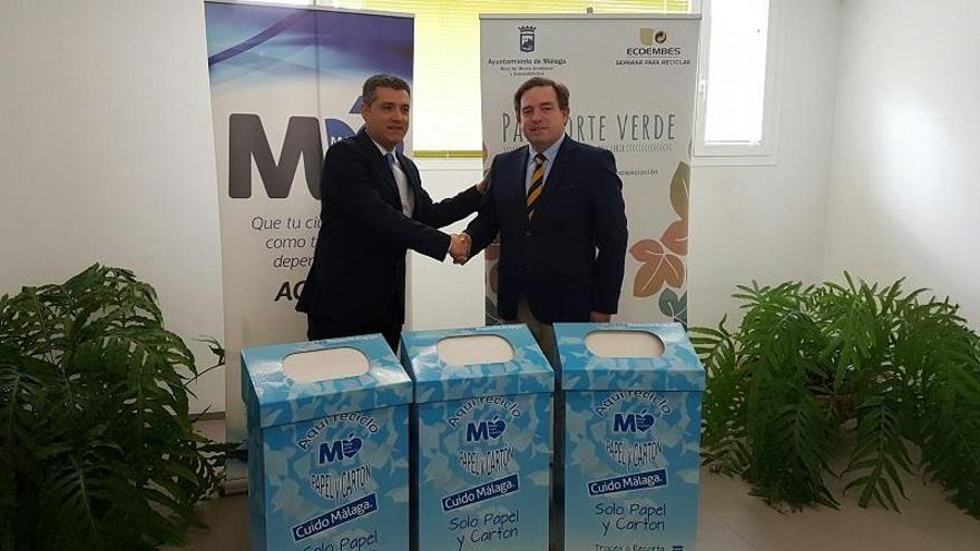 Un representante de la empresa SmurfitKappa entrega las nuevas ecopapeleras para los colegios al director general de Sostenibilidad, Luis Medina-Montoya.